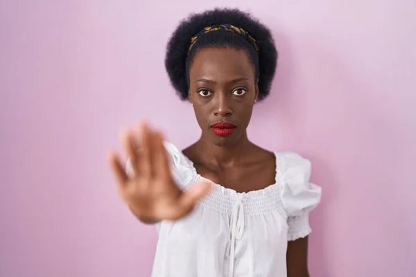 Afrikaanse Vrouw Met Krullend Haar Staan Roze Achtergrond Doen Stoppen — Stockfoto