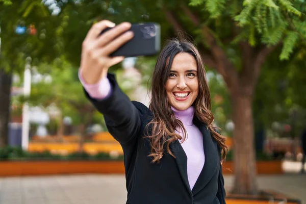 Young Hispanic Woman Smiling Confident Make Selfie Smartphone Park — ストック写真