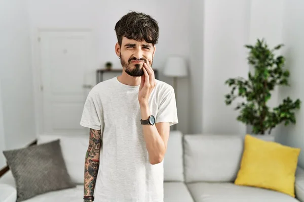 Homem Hispânico Com Barba Sala Estar Casa Tocando Boca Com — Fotografia de Stock