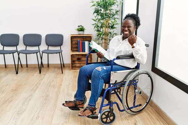 Ung Svart Kvinna Sitter Rullstol Väntrummet Mycket Glad Och Upphetsad — Stockfoto