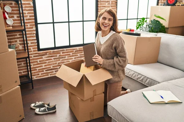 Jonge Kaukasische Vrouw Glimlachen Zelfverzekerde Verpakking Boeken Pakket Nieuw Huis — Stockfoto