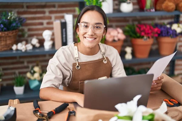 Jovem Bela Florista Mulher Hispânica Usando Laptop Leitura Documento Florista — Fotografia de Stock