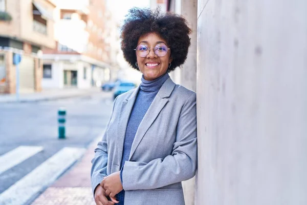 Mujer Afroamericana Ejecutiva Sonriendo Confiada Pie Calle —  Fotos de Stock