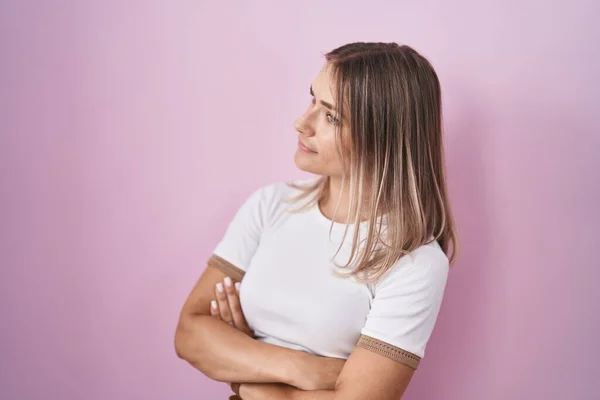 Blond Blanke Vrouw Staan Roze Achtergrond Kijken Naar Zijkant Met — Stockfoto