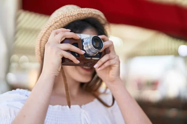 Ung Latinamerikansk Kvinna Turist Ler Säker Med Kameran Restaurang — Stockfoto