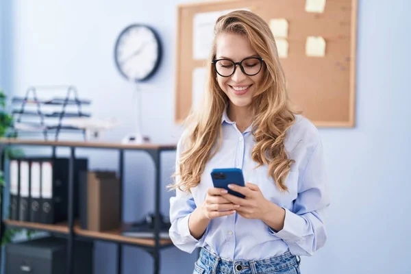 Ofiste Akıllı Telefon Kullanan Genç Sarışın Bir Kadını — Stok fotoğraf