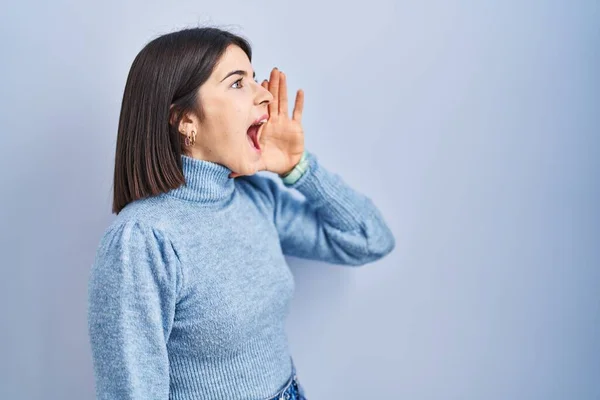 Jeune Femme Hispanique Debout Sur Fond Bleu Criant Criant Fort — Photo