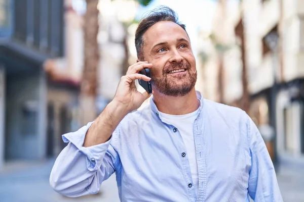 Young Caucasian Man Smiling Confident Talking Smartphone Street — Stock Photo, Image