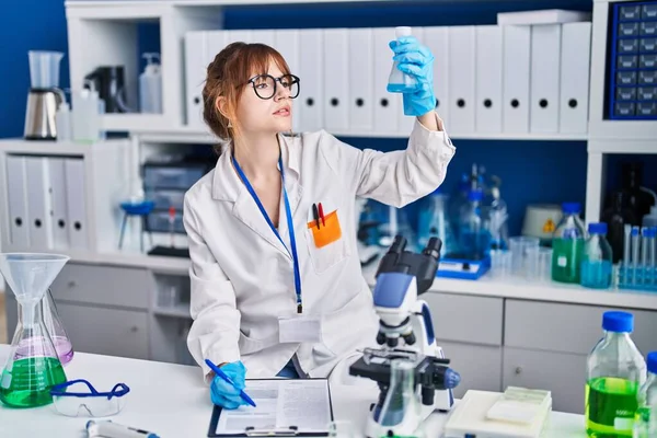 Laboratuvarda Test Tüpü Tutan Genç Bilim Kadını — Stok fotoğraf