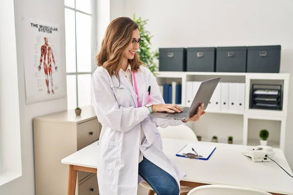 Young Woman Wearing Doctor Uniform Using Laptop Clinic — Stock Photo, Image