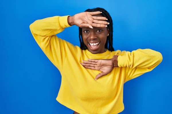 Beautiful Black Woman Standing Blue Background Smiling Cheerful Playing Peek — Stock Photo, Image