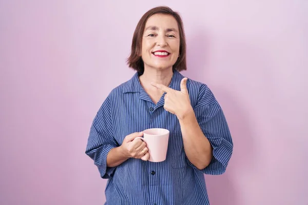 Mujer Hispana Mediana Edad Bebiendo Una Taza Café Alegre Con — Foto de Stock