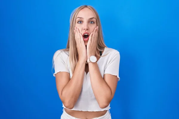 Young Caucasian Woman Standing Blue Background Afraid Shocked Surprise Amazed — Stockfoto
