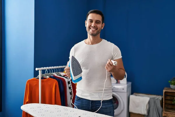 Joven Hombre Hispano Con Barba Planchando Ropa Casa Sonriendo Con — Foto de Stock