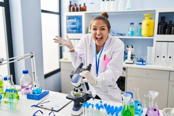 Laboratuvarda Çalışan Latin Asıllı Genç Bir Kadın Zaferi Mutlu Bir — Stok fotoğraf
