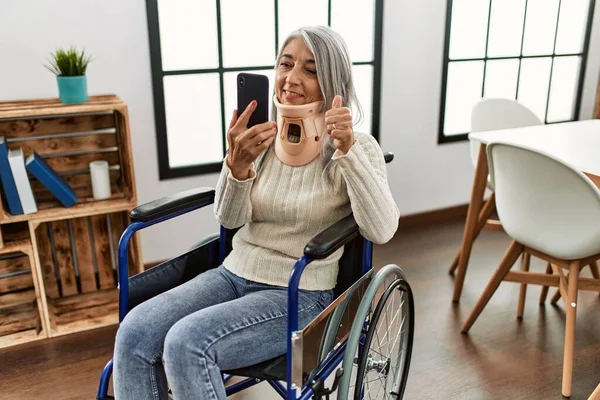 Mujer Pelo Gris Mediana Edad Que Tiene Teleconsulta Sentada Silla — Foto de Stock