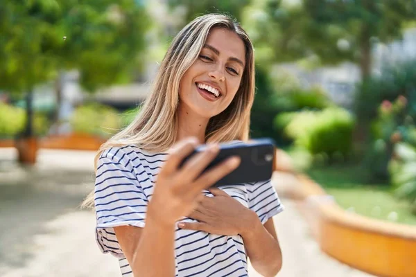 Νεαρή Ξανθιά Γυναίκα Χαμογελά Αυτοπεποίθηση Βλέποντας Βίντεο Στο Smartphone Στο — Φωτογραφία Αρχείου