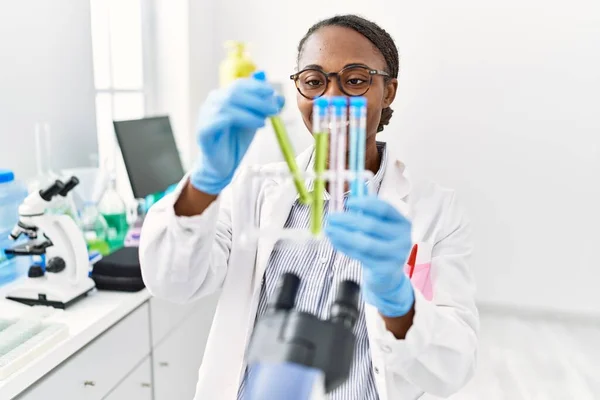 Afro Amerikaanse Vrouw Wetenschapper Die Reageerbuizen Laboratorium — Stockfoto