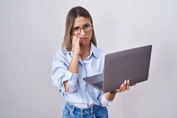 Mujer Joven Que Trabaja Usando Computadora Portátil Buscando Estresado Nervioso —  Fotos de Stock