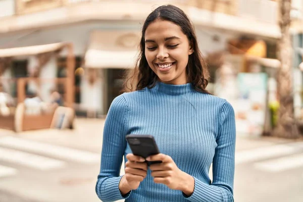 Young African American Woman Smiling Confident Using Smartphone Street — Stockfoto