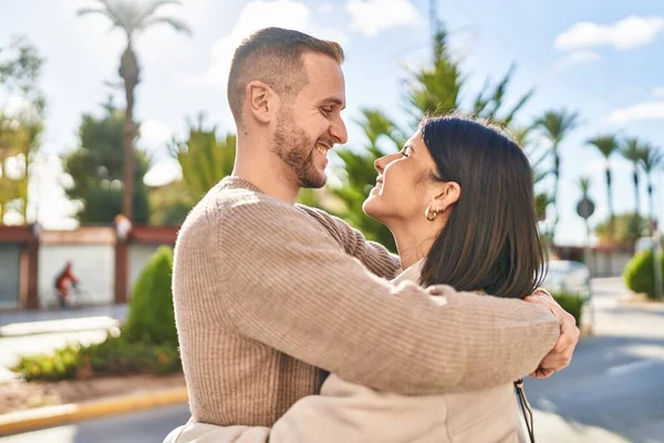 Uomo Donna Coppia Sorridente Fiducioso Abbracciarsi Piedi Strada — Foto Stock