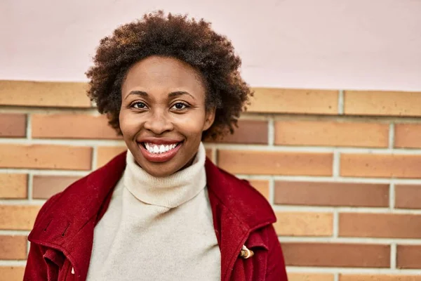 Frumoasă Femeie Africană Americană Afaceri Păr Afro Zâmbind Fericit Încrezător — Fotografie, imagine de stoc