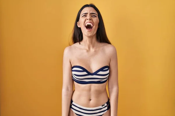 Ung Brunett Kvinna Bär Bikini Över Gul Bakgrund Arg Och — Stockfoto