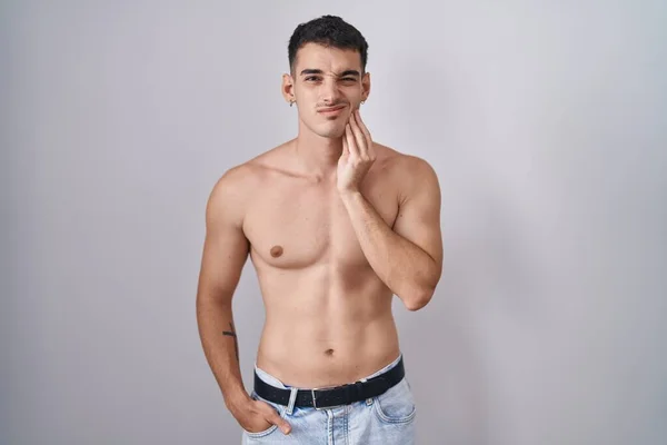 Hombre Hispano Guapo Pie Sin Camisa Tocando Boca Con Mano —  Fotos de Stock