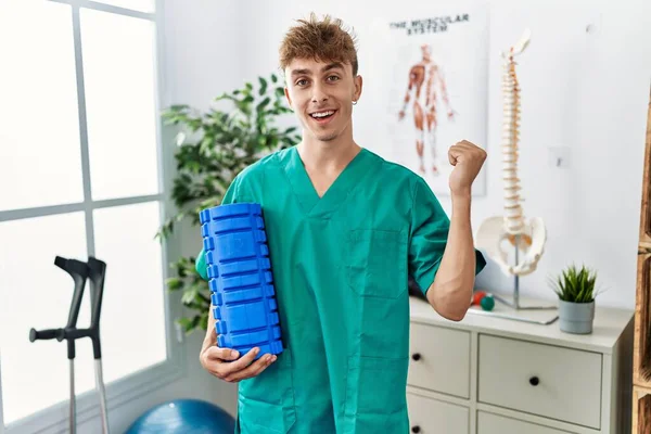 Young Caucasian Man Holding Foam Roller Working Pain Recovery Clinic — Stockfoto