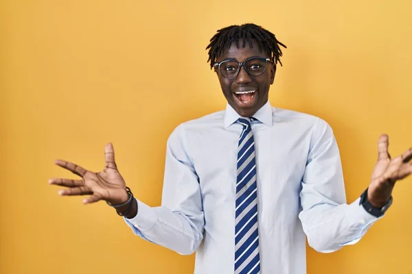 Sarı Arka Planda Duran Afrikalı Adam Çılgın Başarıyı Kollarını Kaldırıp — Stok fotoğraf