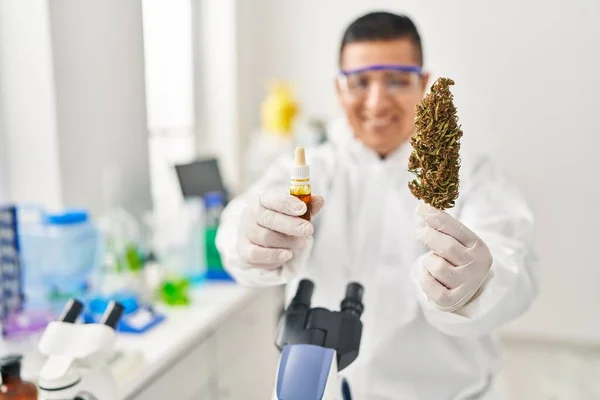 Junger Lateinamerikaner Hält Cannabiskraut Und Flüssigkeit Labor — Stockfoto