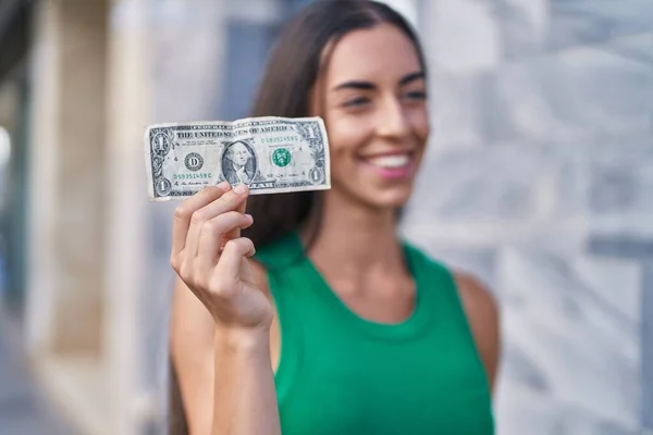 Jovem Bela Mulher Hispânica Sorrindo Confiante Segurando Dólar Rua — Fotografia de Stock