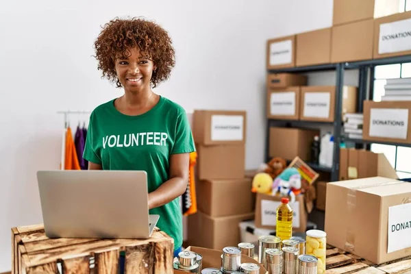 Young African American Woman Wearing Volunteer Uniform Working Charity Center — Stock Photo, Image