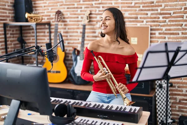 Mladý Africký Americký Žena Muzikant Hrát Trubku Hudební Studio — Stock fotografie