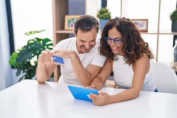 Homem Mulher Casal Usando Touchpad Cartão Crédito Sentado Mesa Casa — Fotografia de Stock