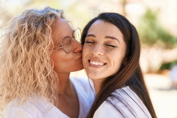 Twee Vrouwen Moeder Dochter Staan Samen Kussen Het Park — Stockfoto