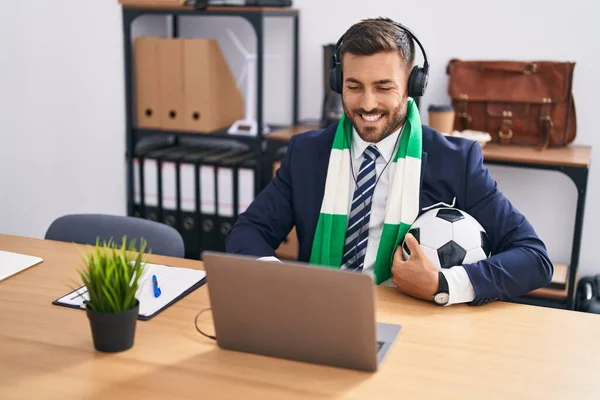 Hombre Hispano Guapo Viendo Partido Fútbol Oficina Mirando Positiva Feliz —  Fotos de Stock