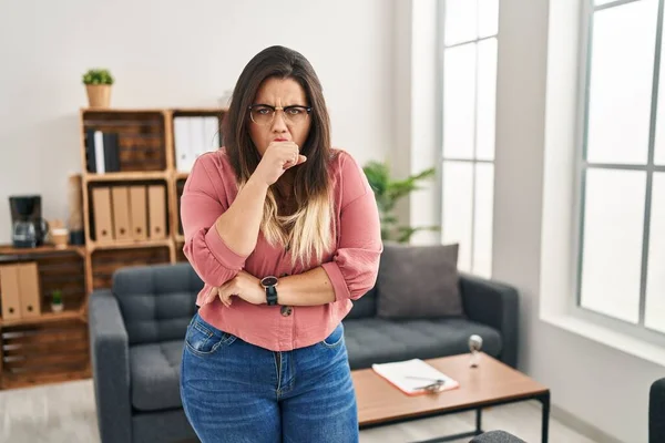 在办公室工作的年轻女人 戴着眼镜 感觉不舒服 咳嗽是感冒或支气管炎的症状 保健概念 — 图库照片