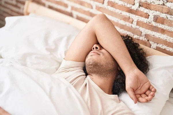 Junger Mann Gestresst Auf Bett Schlafzimmer Liegend — Stockfoto