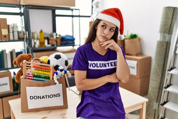Gönüllü Tişört Noel Şapkası Giyen Esmer Bir Kadın Ciddi Bir — Stok fotoğraf