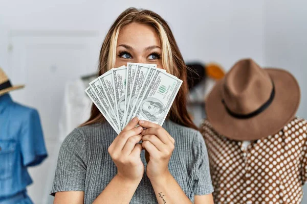 Young Caucasian Customer Woman Covering Face Dollars Clothing Store — Stock Photo, Image