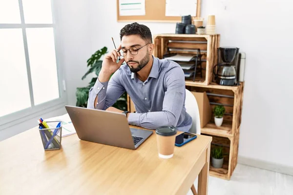 Hombre Árabe Joven Usando Portátil Trabajando Oficina —  Fotos de Stock