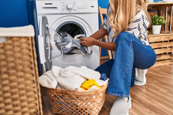 Young Blonde Woman Washing Clothes Laundry Room — Stock Photo, Image