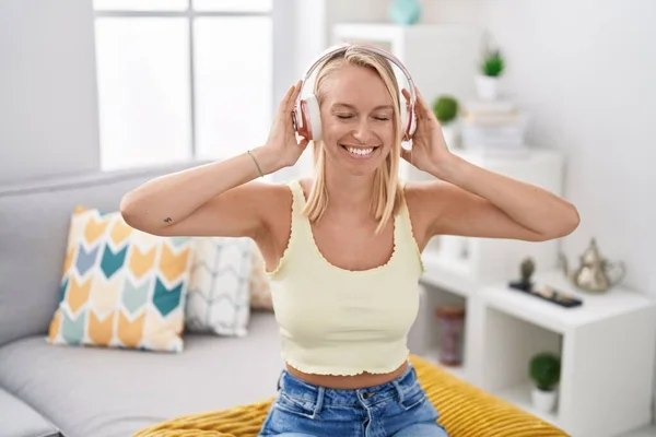 Young Blonde Woman Listening Music Sitting Sofa Home — Stockfoto