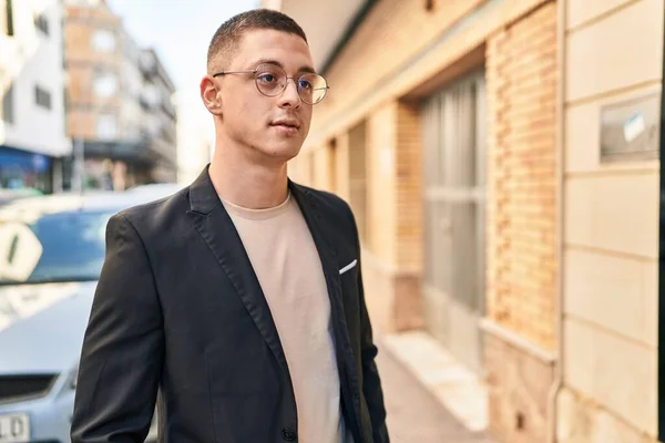 Jeune Homme Hispanique Exécutif Debout Avec Une Expression Sérieuse Dans — Photo