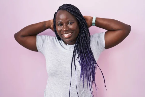 Mujer Africana Joven Pie Sobre Fondo Rosa Relajante Estiramiento Brazos —  Fotos de Stock