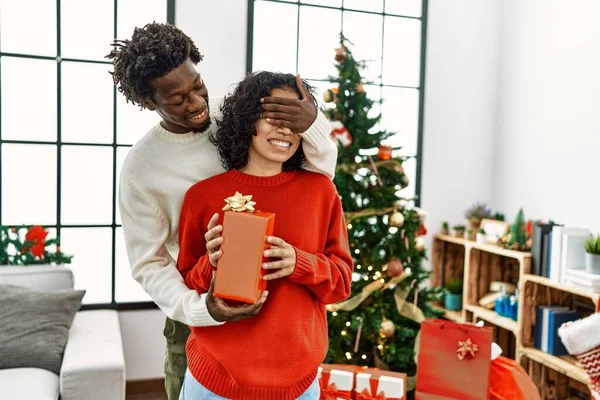 Giovane Afroamericano Uomo Sorprendentemente Sua Ragazza Con Regalo Natale Casa — Foto Stock