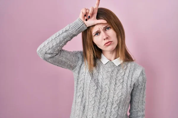 Hermosa Mujer Pie Sobre Fondo Rosa Burlándose Gente Con Los —  Fotos de Stock