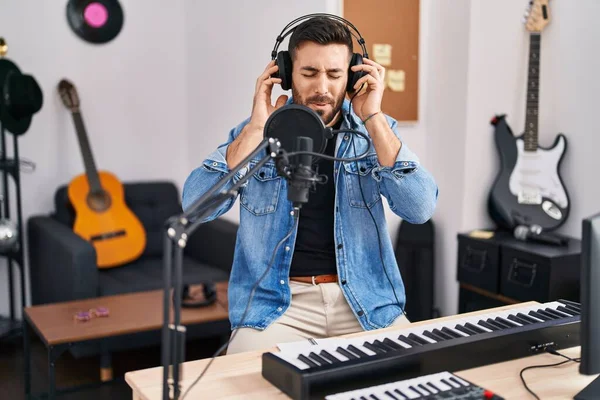 Young Hispanic Man Singing Song Music Studio — Stock Photo, Image