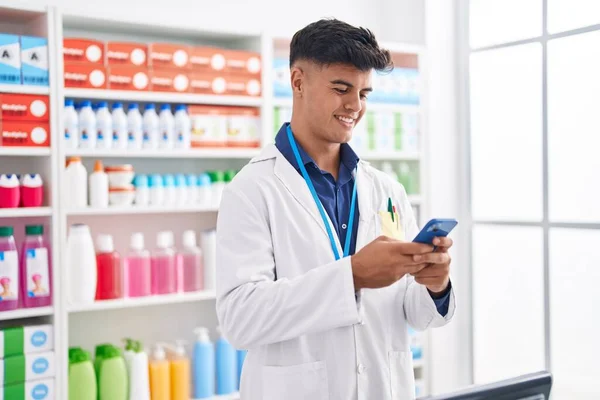 Молодой Латиноамериканец Фармацевт Использует Смартфон Работающий Аптеке — стоковое фото